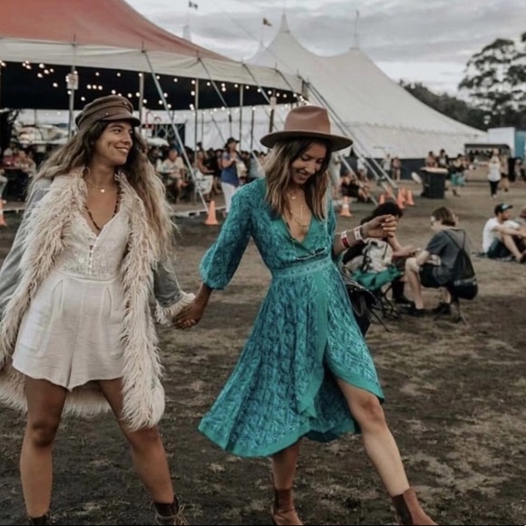 RESTOCKED! 5⭐️ BESTSELLER CARDIFF MIDI DRESS - Picture 3 of 8